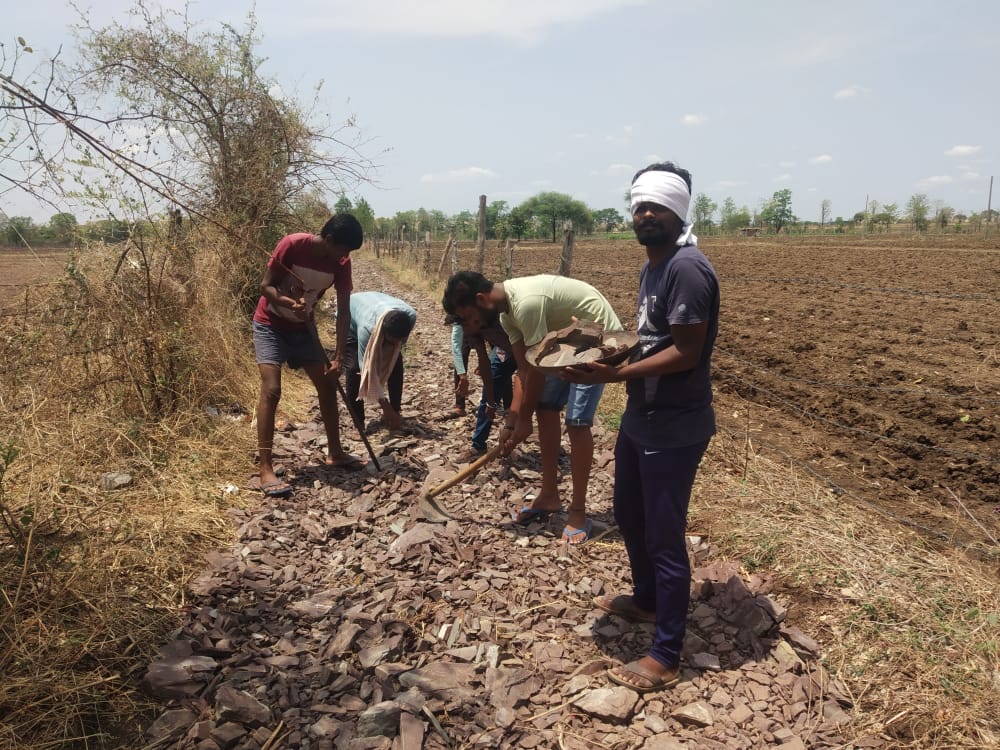 Read more about the article लोकवर्गणीतून व श्रमदानातून पांदण रस्त्याची दुरुस्ती..!