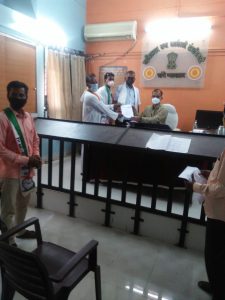 Read more about the article केंद्रसरकारने लागु केलेली दरवाढ मागे घ्यावी,रॉ.काँग्रेसचे तहसीलदारांना निवेदन