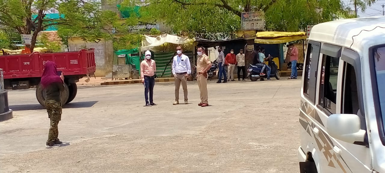 Read more about the article पोंभूर्णा पोलीस तहसीलदार तथा नगरपंचायत प्रशासन अॅक्शन मोडवर,विनाकारन बाहेर फिरणाऱ्यांवर दंडात्मक कार्यवाहि तथा आर,टि,पि,सी,आर चाचणी