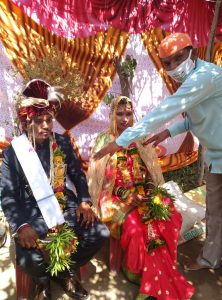 Read more about the article लॉकडाऊन च्या अडचणी तुन मार्ग काढत अगदी साध्या पद्धतीने घरीच विवाह सोहळा