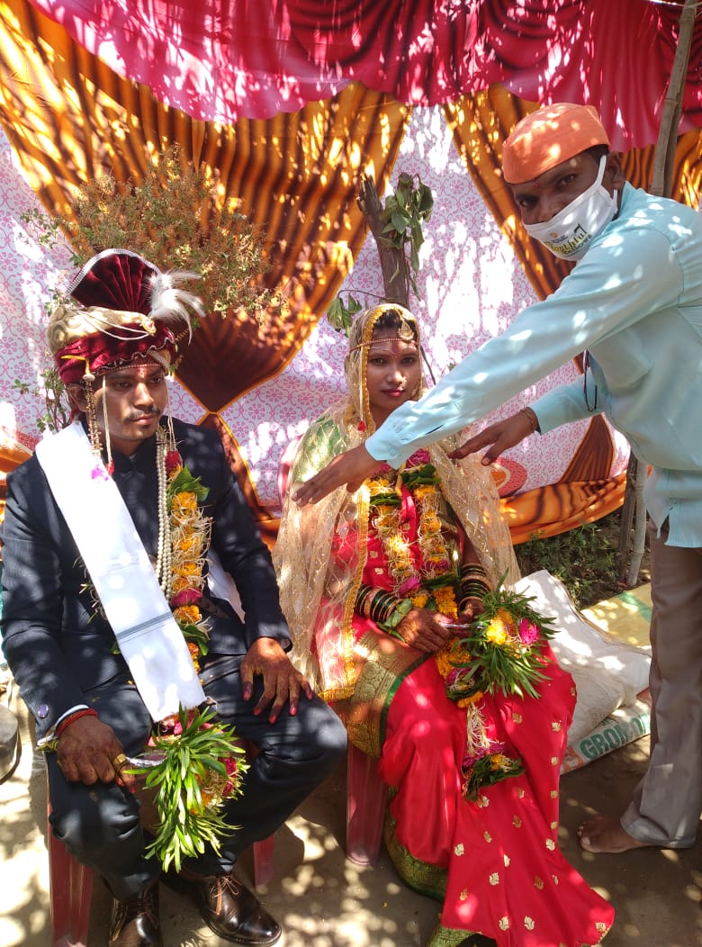 Read more about the article लॉकडाऊन च्या अडचणी तुन मार्ग काढत अगदी साध्या पद्धतीने घरीच विवाह सोहळा