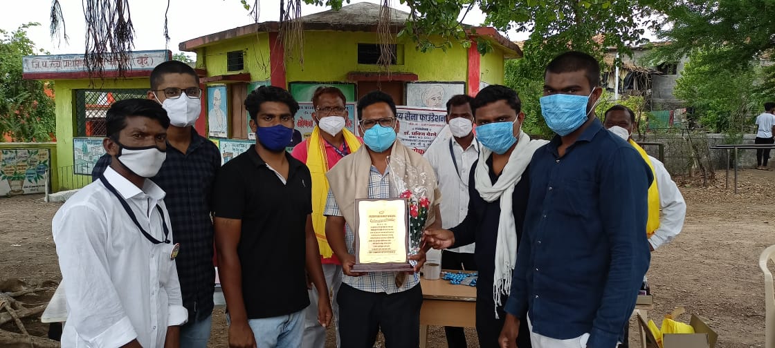 Read more about the article स्टुडंट फोरम ग्रुप आणि ग्राम आरोग्य फाऊंडेशन चंद्रपूर यांच्या संयुक्त विद्यमाने कोडशी (खु) येथे निःशुल्क आरोग्य तपासणी शिबीर आणि औषधांचे वितरण