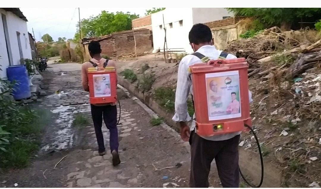 Read more about the article “माझा गाव माझी जबाबदारी”, राष्ट्रवादी युवक काँग्रेस तर्फे उखर्डा येथे निर्जंतुकीकरण