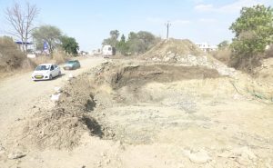 Read more about the article हिमायतनगर रेल्वेगेट ते सवना ज. रस्त्याचे काम संथ गतीने,आमदार जवळगावकर यांनी लक्ष देण्याची जनतेची मागणी.