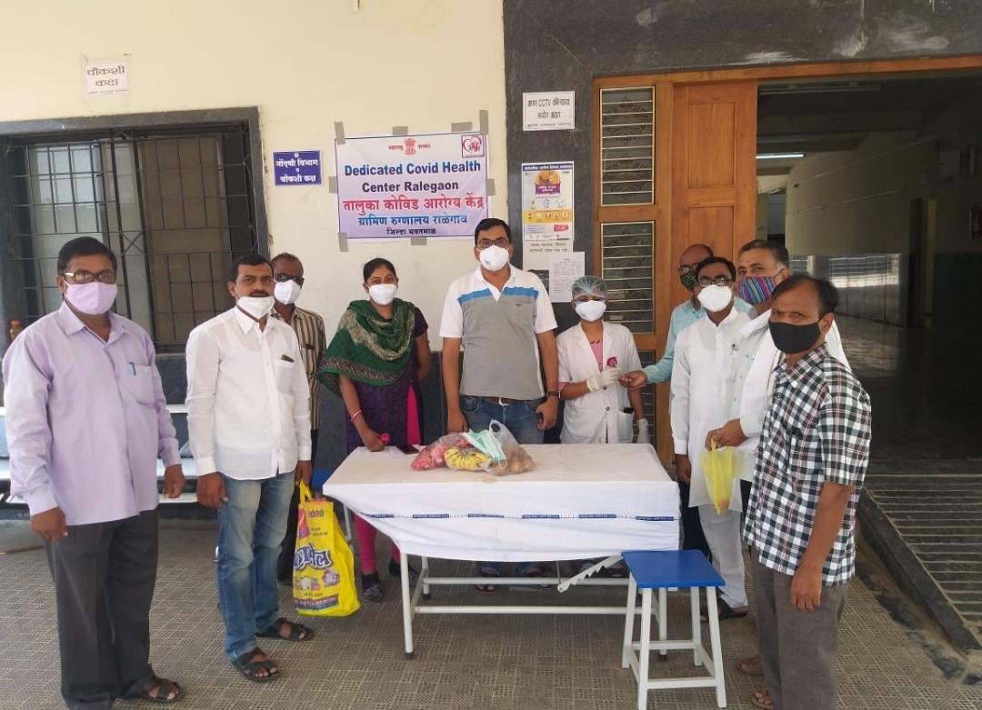 Read more about the article वाढदिवसाचे औचित्य साधून राळेगाव येथे रुग्णांना मास्क व फळवाटप