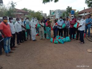 Read more about the article केंद्रीयमंत्री नामदार नितीनजी गडकरी यांच्या वाढदिवसानिमित्त ऑटो चालक व वाजंत्री व्यावसायिकांना किराणा किट चे वाटप