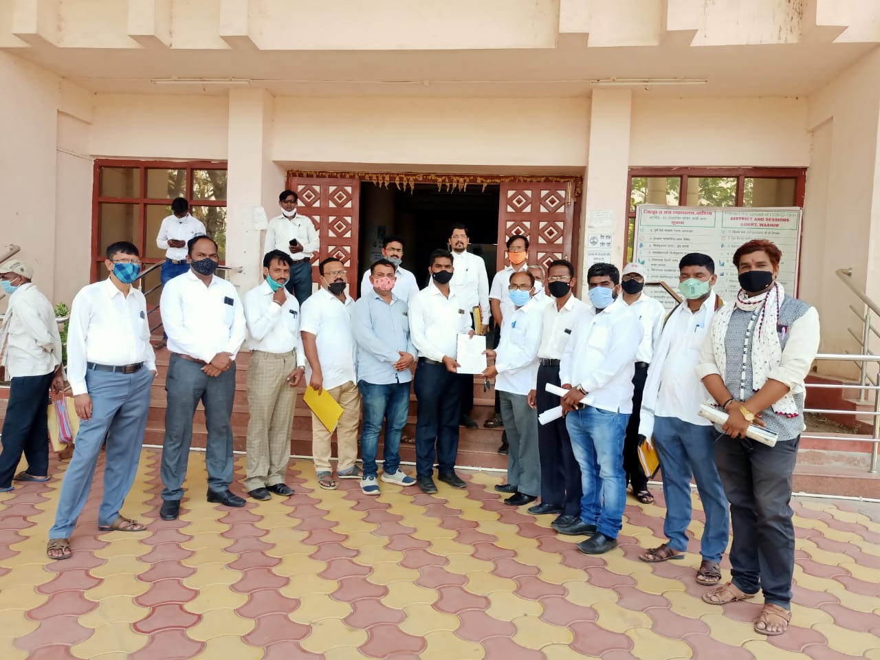 Read more about the article वकीलावर झालेल्या मारहाणीचा जिल्हा विधिज्ञ मंडळाच्या वतीने निषेध दोषी पोलीस अधिकार्‍यांवर कारवाईसह तपास सीबीआयकडे देण्याची मुख्यमंत्र्यांना मागणी