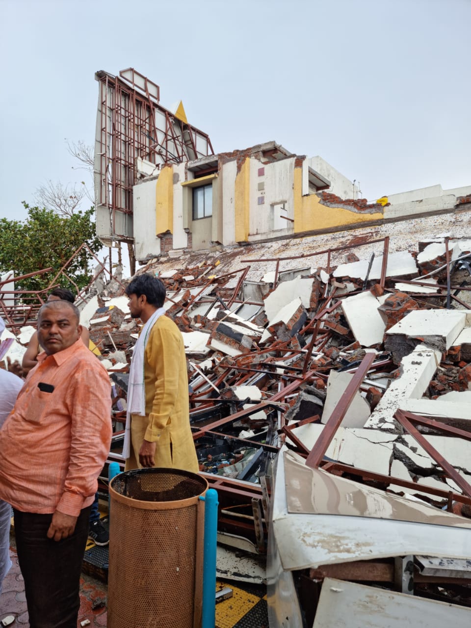 Read more about the article वादळी वारा आणि पावसामुळे कोसळली इमारत,दोन जखमी