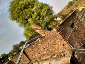 Read more about the article भांब येथे अवकाळी पावसामुळे घराचे पत्रे उडाले,कोरोनाच्या काळात नुकसान