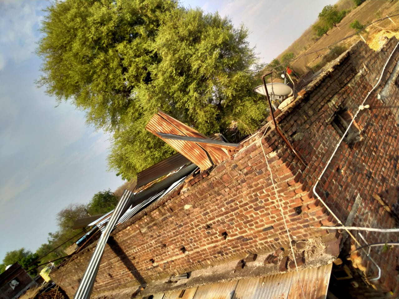 Read more about the article भांब येथे अवकाळी पावसामुळे घराचे पत्रे उडाले,कोरोनाच्या काळात नुकसान