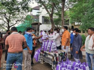 Read more about the article महाराष्ट्र नवनिर्माण सेना आर्णी च्या वतीने ऑटो चालकांना किराणा किट चे वाटप, शहरातील ऑटो चालकांना मोफत ऑनलाइन नोंदणी