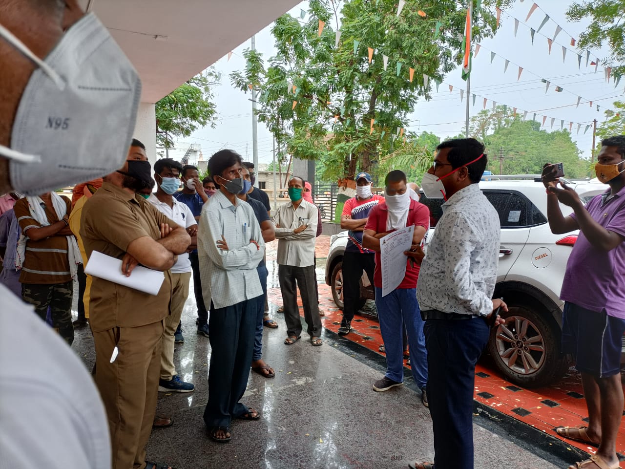 Read more about the article आपत्ती व्यवस्थापन अंतर्गत काम  करताना अडथळा आणल्याप्रकरणी नगराध्यक्ष यांच्या वर कारवाई करा: नगर परिषद कर्मचारी संघटना वरोरा चे निवेदन देत काम बंद आंदोलन