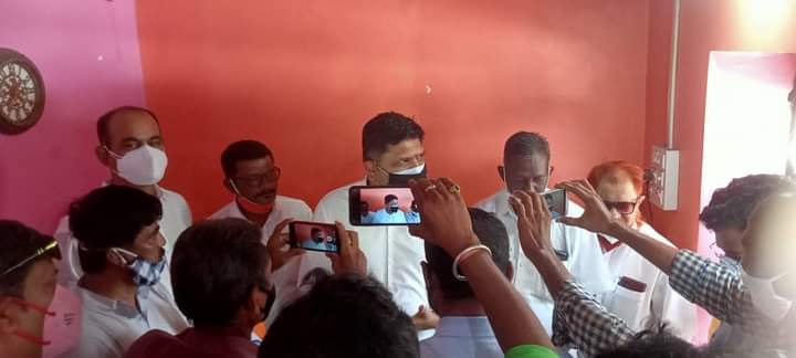 Read more about the article एक महिन्यात सर्वाना मिळणार विज – प्राजक्त तनपुरे ऊर्जामंत्री,माजरी वीज प्रकारची तक्रार राष्ट्रवादी कौग्रेस पार्टी महाराष्ट्रचे प्रतिनिधि मुनाज शेख व तालुका अध्यक्ष सुधाकर रोहणकर कडे माजरी वासीयांनी केली होती