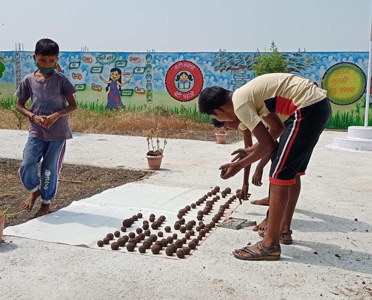 Read more about the article आलागोंदी येथे पर्यावरण दिनी २०० सिडबॉलची निर्मिती,सीताफळ, चिंच, बोर, कडुलिंब इत्यादी बियांचा समावेश