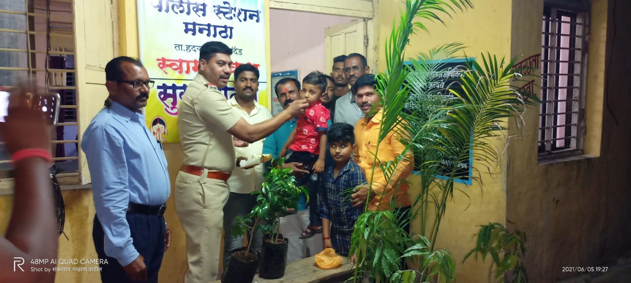 Read more about the article रुद्रा शंकरराव चव्हाण पाटील यांच्या वाढदिवसा निमित ११झाडे मनाठा पोलीस ठाण्याला भेट