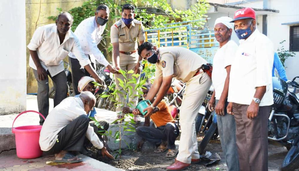 Read more about the article वृक्ष संवर्धन ही काळाची गरज :- पोलीस निरीक्षक भगवान कांबळे