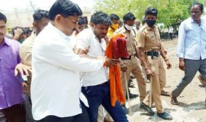 Read more about the article मौजे सवणा (ज) येथील भ्रष्टाचाराविरोधात शिवसैनिक बालाजी आलेवाड यांचा आत्मदहनाचा प्रयत्न 👉🏻 दोषीवर अध्याप कार्यवाहीची टांगती तलवार !