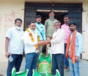 Read more about the article शेतकऱ्यांच्या मुलाची कृषी पर्यवेक्षक पदी नियुक्ती झाल्याबद्दल कृषी कार्यालयात सत्कार