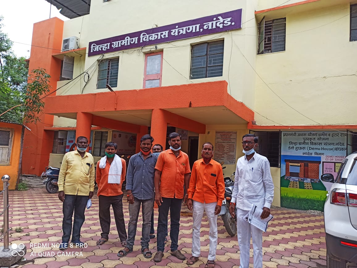 Read more about the article पळसपुर येथील घरकुल लाभार्थ्यांनी ठोठावला प्रकल्प संचालकांचा दरवाजा