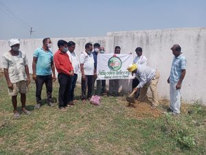 Read more about the article नैसर्गिक पर्यावरण संवर्धन व मानवता विकास संस्था पोंभुर्णा तर्फे वृक्षारोपण