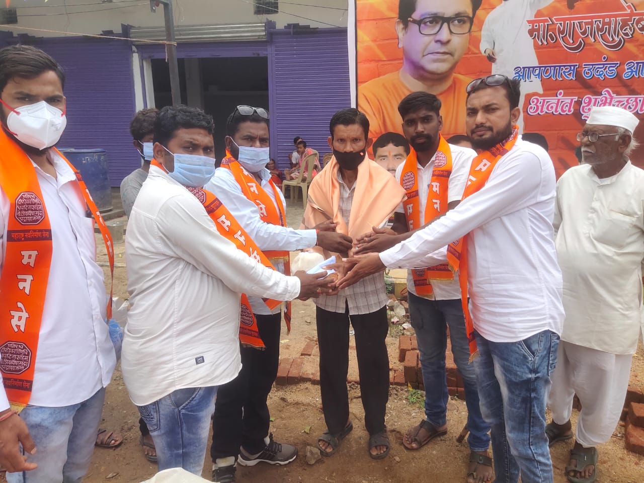 Read more about the article हिंदू जन नायक मनसे अध्यक्ष मा.राजसाहेब ठाकरे यांचा वाढदिवस उत्साहात साजरा,रुग्णांना फळ वातपत्र स्वछता कर्मचाऱ्यांचा सत्कार