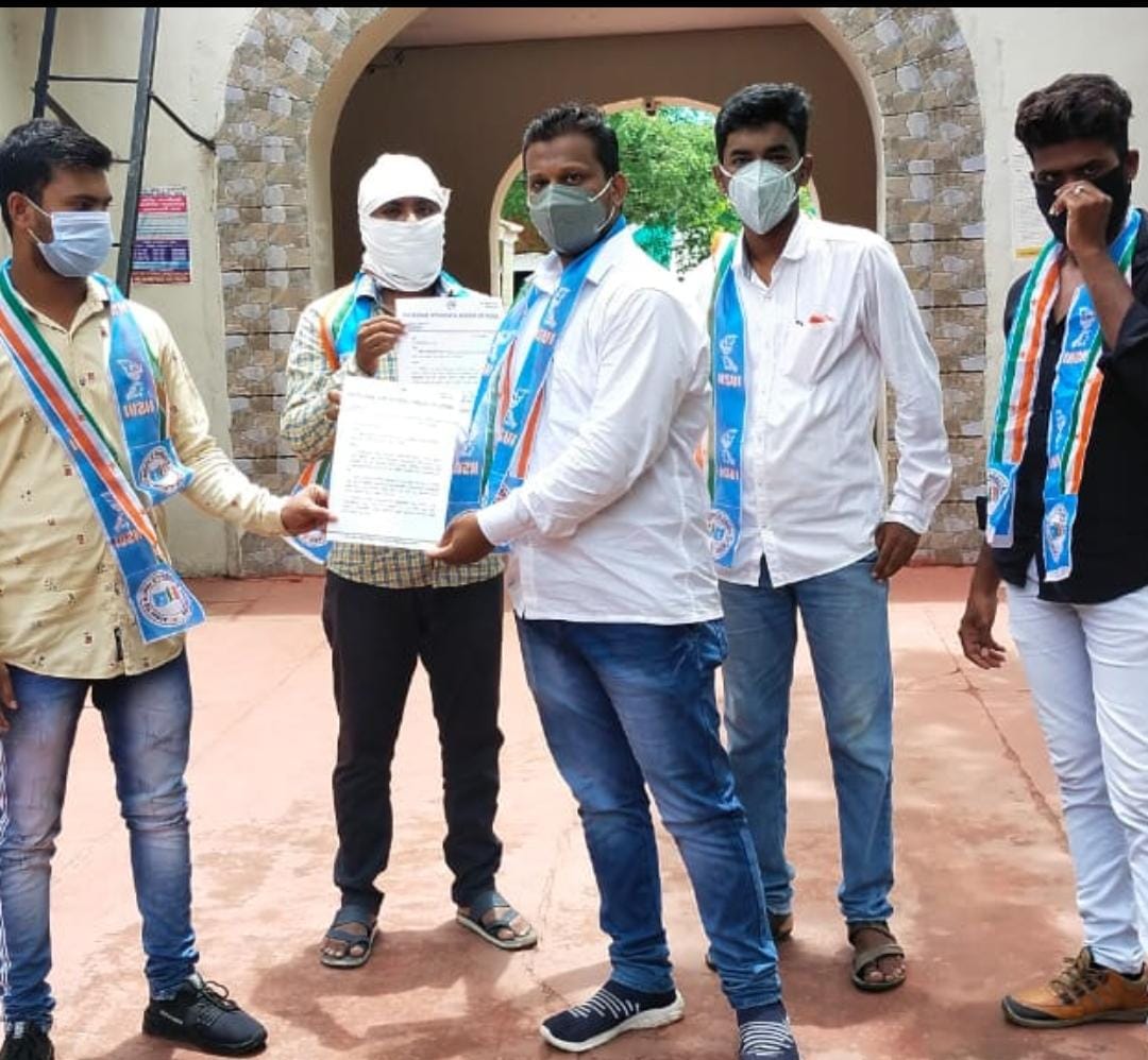 Read more about the article विद्यार्थ्यांचे परीक्षा शुल्क माफ करण्याबाबत व नवीन शैक्षणिक सत्रात ५० % रक्कम माफ करून प्रवेश देण्याबाबत NSUI चंद्रपुर तर्फे जिल्हाधिकारी यांना निवेदन