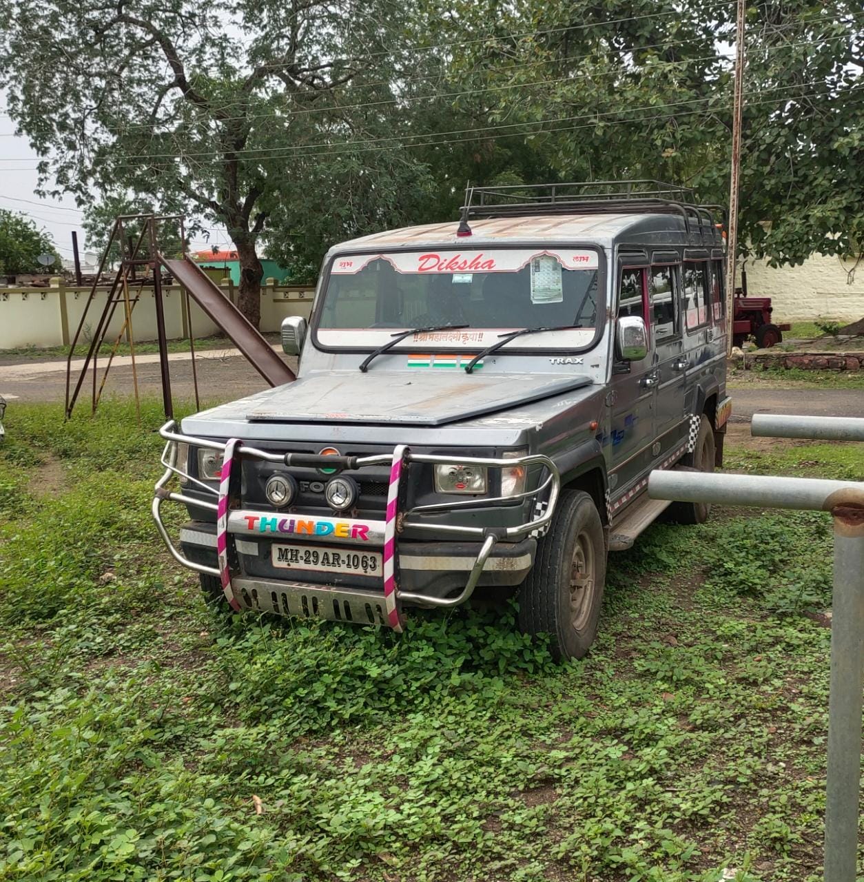 Read more about the article पाच लाखांच्या वाहनासह देशी दारूच्या चार पेट्या जप्त. , वडकी पोलिसांची कारवाई.