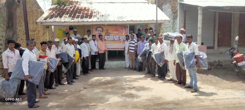 Read more about the article मातोश्री ग्रुप पिंपळनेर शाखे तर्फे तेथील ६१ लाभार्थी शेतकऱ्यांना ताडपत्री वाटप