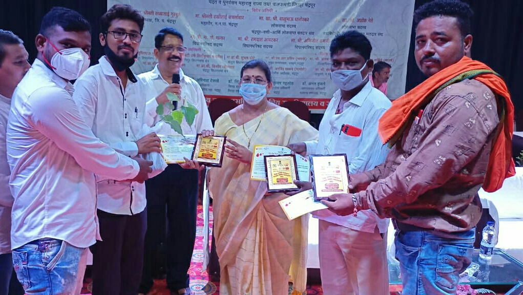 Read more about the article तळमळीचे युवा उपसरपंच निकीलेश चामरे यांचा सत्कार