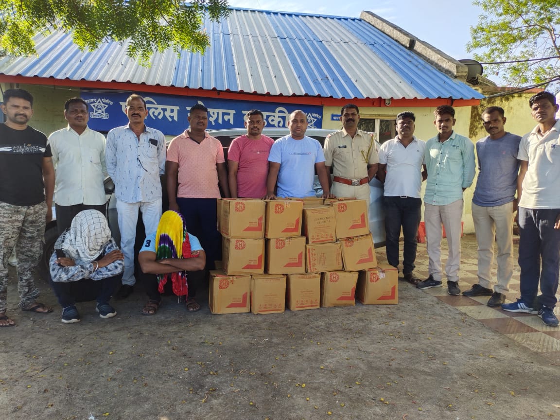 Read more about the article वर्धा जिल्ह्यात जाणारी अवैध देशी दारू पकडली. ,साडे नऊ लाखांच्या मुद्देमालासह दोन संशयित व एक आलीशान कार जप्त, वडकी पोलिसांची सिनेस्टाईल कारवाई.