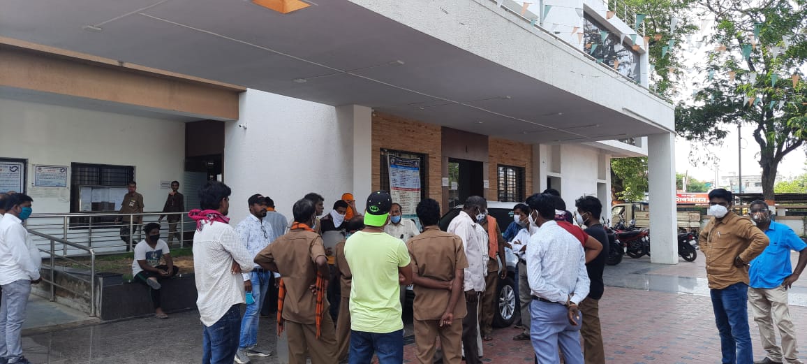 Read more about the article कायदा सर्वांना समान नाहीच? नगराध्यक्ष यांच्याविरोधात मनसे एकटी मैदानात,न्यायालयात केस दाखल करणार.