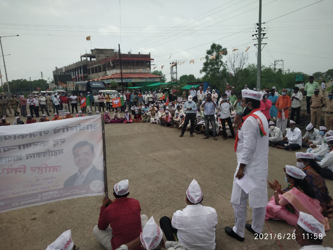 Read more about the article चिमूर येथे भाजपच्या वतीने ओ बी सी आरक्षण बाबत रास्ता रोको आंदोलन