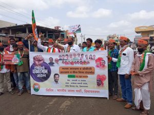 Read more about the article हिमायतनगरात भाजपाचा चक्काजाम आंदोलनाने तासभर वाहतूक ठप्प .