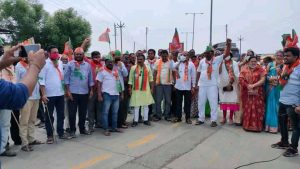 Read more about the article ओबीसी समाजाच्या हक्कांचे राजकीय आरक्षण पुन्हा मिळवून देण्याच्या मागणीसाठी भाजपचे राळेगाव येथे चक्का जाम आंदोलन