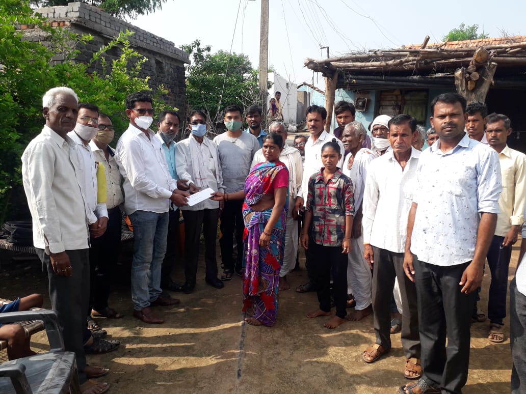 Read more about the article पाचगाव येथील जुनघरे परिवाराला खैरे कुणबी समाजाने दिला मदतीचा हात!