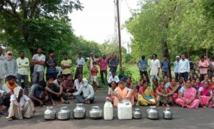 Read more about the article वेकोलि ने दत्तक घेतलेल्या कुनाडा गावाचा पाणीपुरवठा केला बंद,गावकऱ्यांचे वेकोली प्रबंधकाच्या बंगल्या समोर ठिया आंदोलन