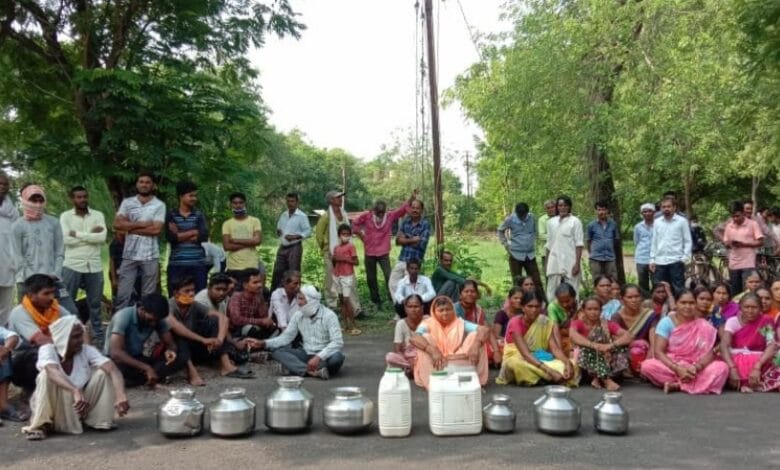 Read more about the article वेकोलि ने दत्तक घेतलेल्या कुनाडा गावाचा पाणीपुरवठा केला बंद,गावकऱ्यांचे वेकोली प्रबंधकाच्या बंगल्या समोर ठिया आंदोलन