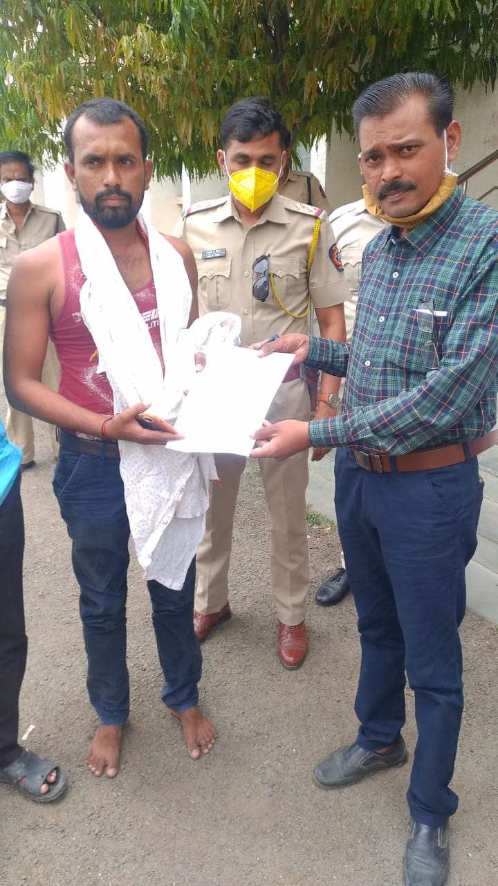 Read more about the article लेखी अश्वासनाने आंदोलन मागे, मात्र सरपंचावरील कार्यवाही गुलदस्त्यात सरपंच व गुत्तेदारावर कार्यवाहीसाठी जिल्हाधिकारी व पोलीस अधीक्षकाची भेट घेऊन