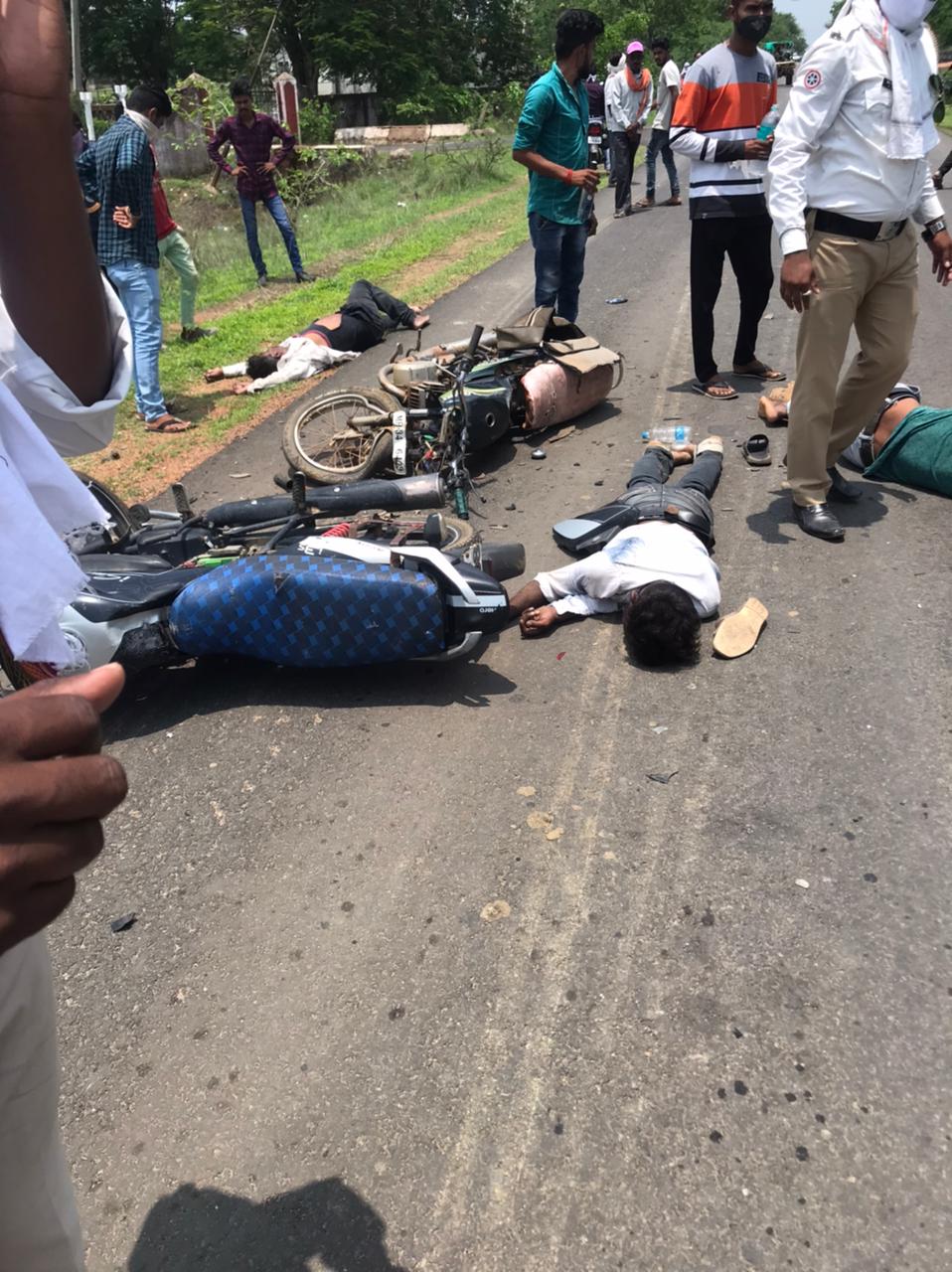 Read more about the article अपघात:चिमूर आर टी एम कॉलेज समोर 2 दुचाकी चा अपघात 2 ठार तर 1 गंभीर जखमी
