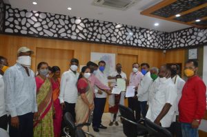 Read more about the article ग्रामपंचायत चे थकीत बिल वसूल करण्यात येऊ नये ! सरपंच संघटनेची मागणी, चंद्रपूर जिल्हा सरपंच संघटने कडून जिल्हाधिकारी यांना निवेदन