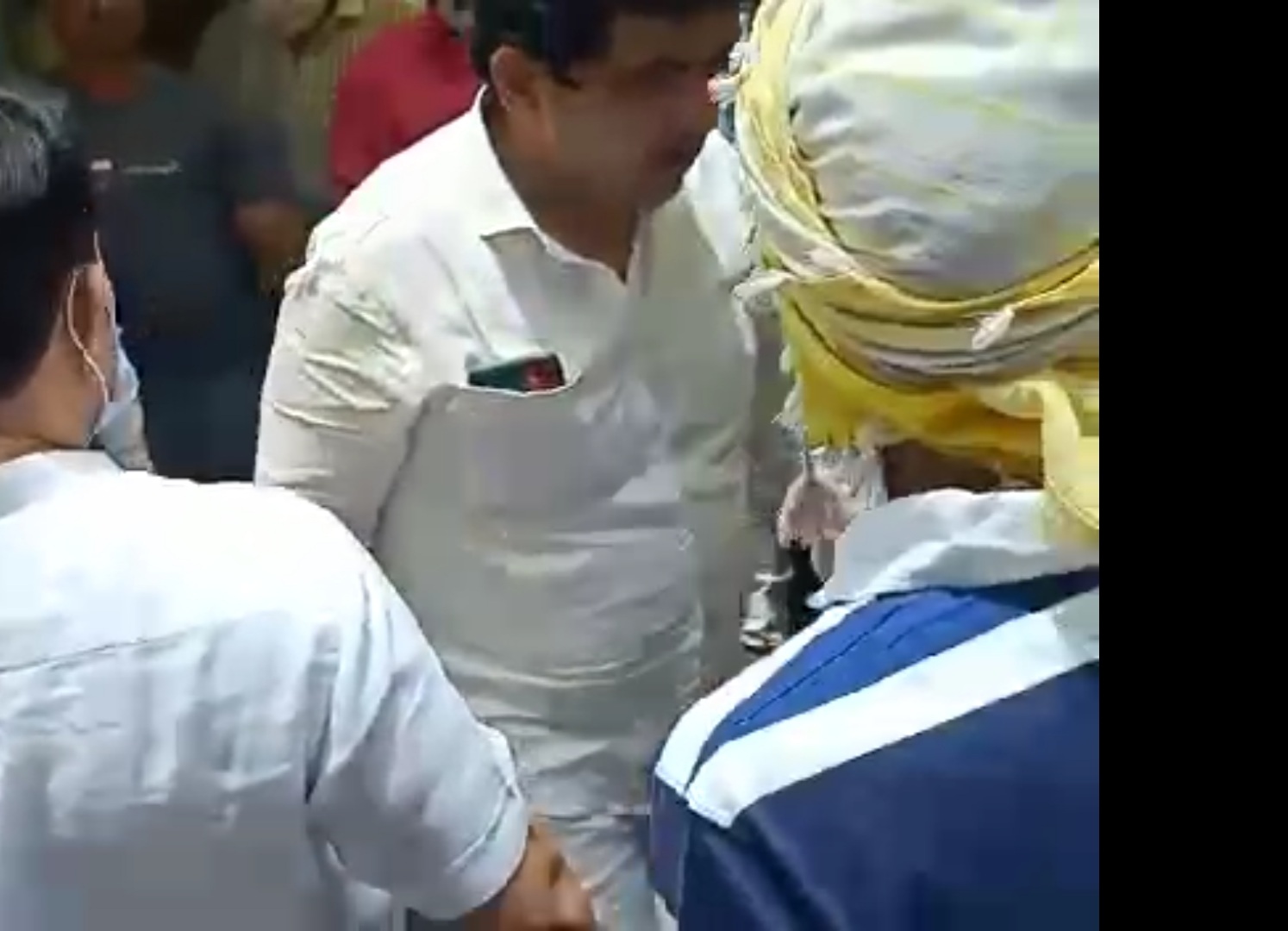 Read more about the article धक्कादायक :- लॉकडाऊनचे उल्लंघन करणाऱ्या दुकानदारावर तहसील कार्यालयाची कारवाई तर नगराध्यक्ष यांचा दुकानदारांना दुकाने उघडी करण्यास पाठिंबा?