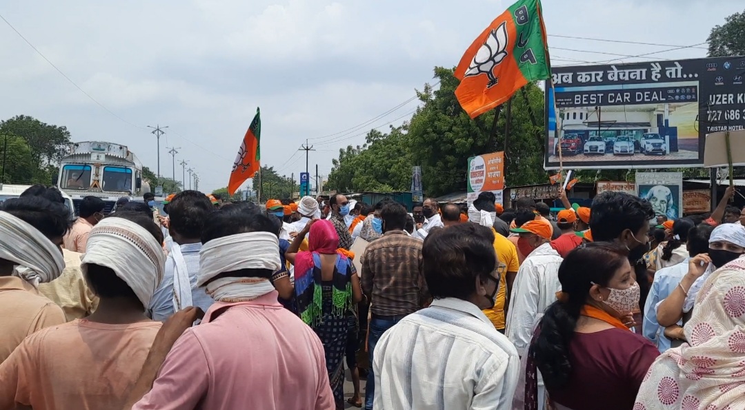 Read more about the article ओबीसी आरक्षणाच्या संरक्षणार्थ भा ज पा चा  हंसराज अहीर यांच्या नेतृत्वात चक्का जाम आंदोलन