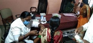 Read more about the article शेत मजूर ‘ कोविड योध्दा’ ने केले लसीकरण धारकांना नास्ताचे वाटप