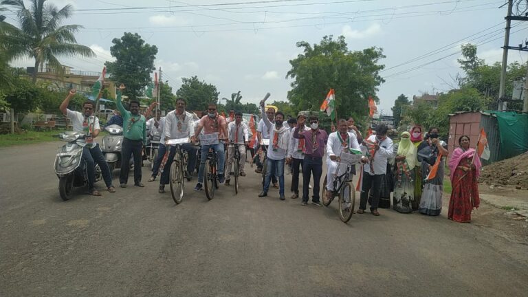 Read more about the article पेट्रोल, डिझेल,गॅस दरवाढी विरोधात चिमूर येथे काँग्रेसची सायकल रॅली
