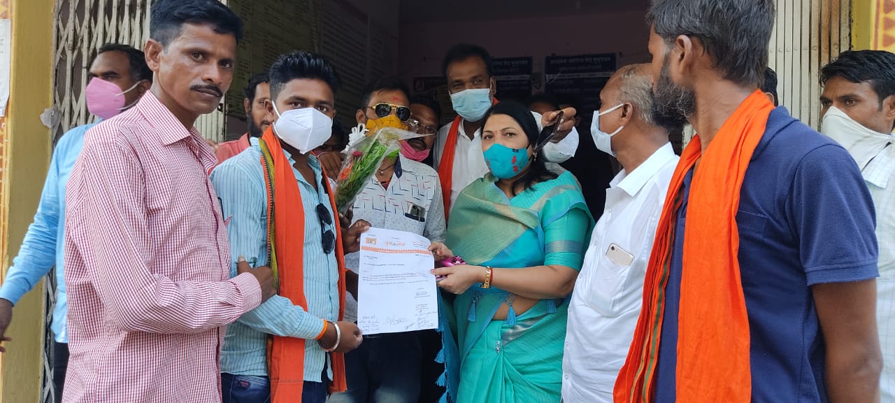 Read more about the article प्राथमिक आरोग्य केंद्र मुकुटबण येथे रुग्णवाहीका द्या:युवासेना वणी चे निवेदन