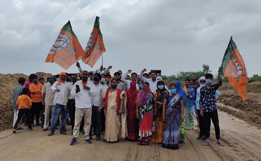 Read more about the article कर्नाटका एम्टा कोल माईन वर भारतीय जनता युवा मोर्चा चे आकाश भाऊ वानखडे यांच्या नेतृत्वात स्थानिकांच्या रोजगार संदर्भात आंदोलन व एम्टा कोल माइन्स कंपनीचे काम बंद