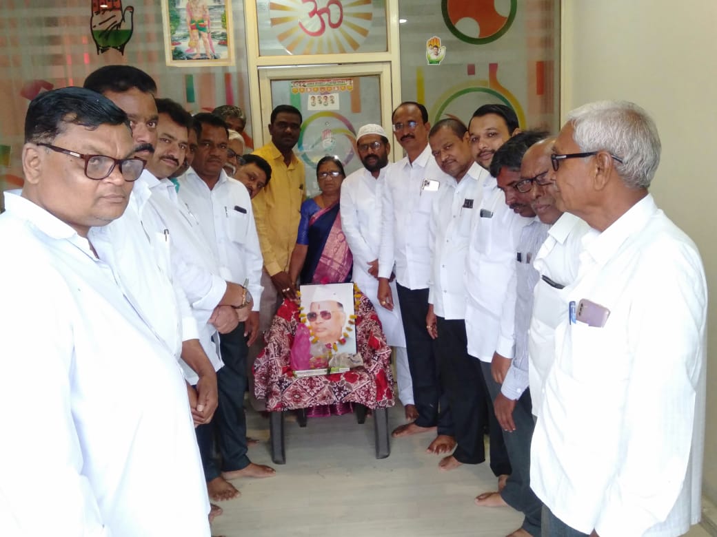 Read more about the article हिमायतनगर येथील राष्ट्रीय काँग्रेस कार्यालयात स्व. डॉ शंकरराव चव्हाण यांची जयंती साजरी