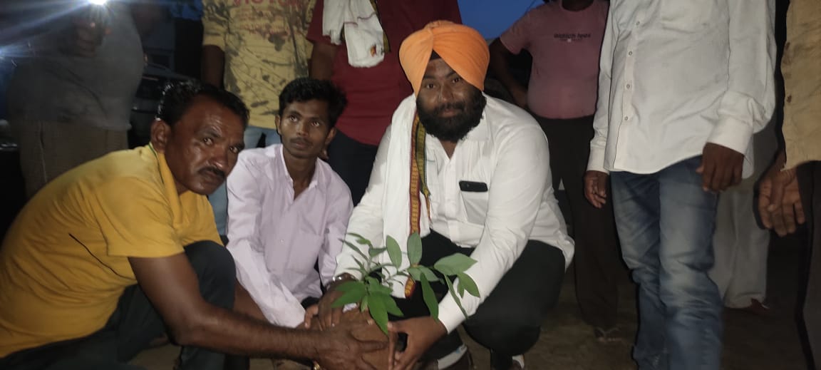 Read more about the article गुरुदयाल सिंग यांच्या वाढदिवसानिमित्य भिवापूर येथे वृक्षारोपण