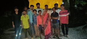 Read more about the article मित्रसेवा ग्रुप वरोरा तर्फे निराधार वृद्धेला बेड,गादी व खाऊची मदत