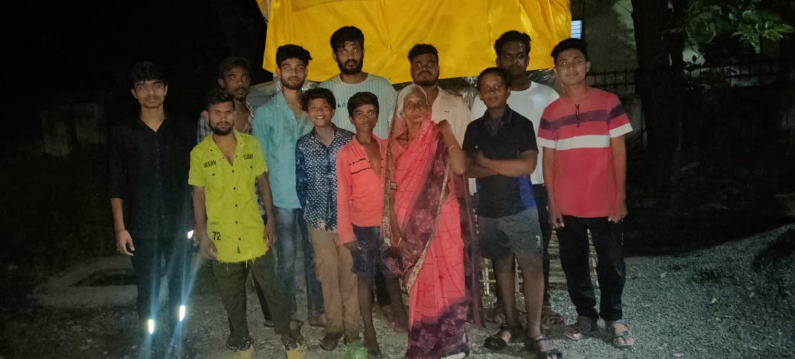 Read more about the article मित्रसेवा ग्रुप वरोरा तर्फे निराधार वृद्धेला बेड,गादी व खाऊची मदत